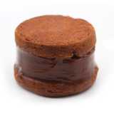 � fatto con due biscotti al cioccolato e all�interno farcito con il dulche de leche: una crema densa e spalmabile a base di latte e zucchero dal sapore simile a quello delle caramelle Mou